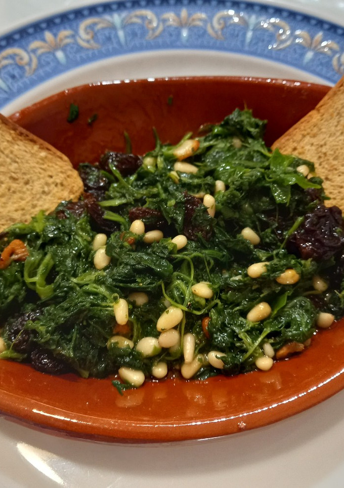 Una foto de Espinacas con pasas y piñones