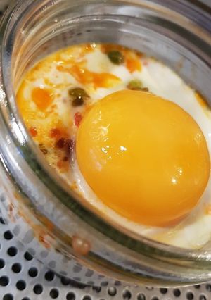 Une photo de Oeufs cocottes petits pois et chorizo