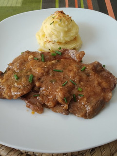 Una foto de Fricandó de ternera con rosa de patata gratinada