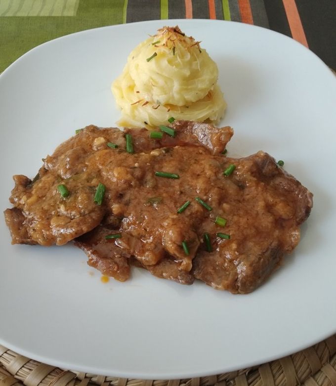 Foto principal de Fricandó de ternera con rosa de patata gratinada