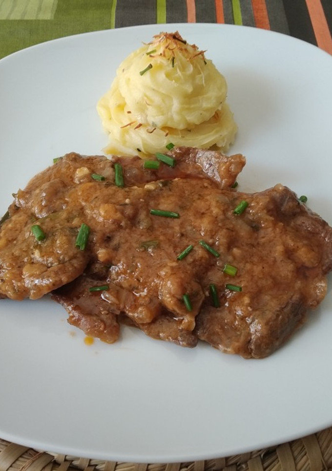 Una foto de Fricandó de ternera con rosa de patata gratinada