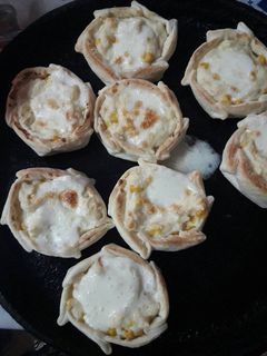 Una foto de Canastitas de choclo y salsa blanca