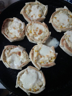 Una foto de Canastitas de choclo y salsa blanca
