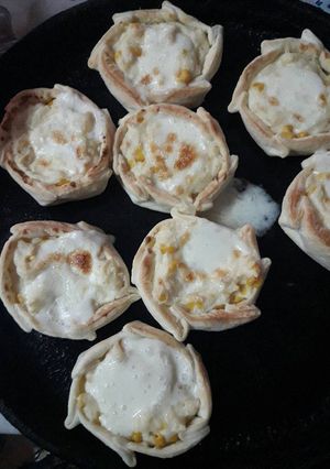 Una foto de Canastitas de choclo y salsa blanca