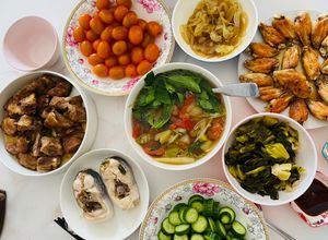 Hình của món Cơm nhà: sườn non nướng, canh chua cá, sứa trộn, và cánh gà chiên nước mắm trong 60 phút.