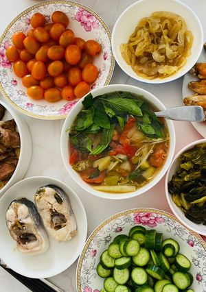 Hình của món Cơm nhà: sườn non nướng, canh chua cá, sứa trộn, và cánh gà chiên nước mắm trong 60 phút.