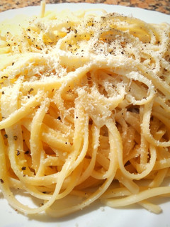 Una foto de "Cacio e pepe" pasta con queso y pimienta