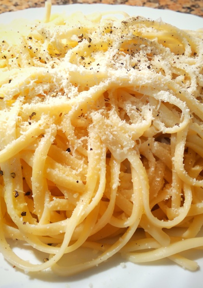 Una foto de "Cacio e pepe" pasta con queso y pimienta