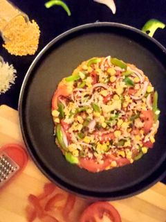खिचड़ी पिज़्ज़ा (khichdi pizza recipe in hindi) रेसिपी मुख्य फोटो