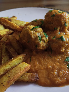 Una foto de Albóndigas con patatas al horno