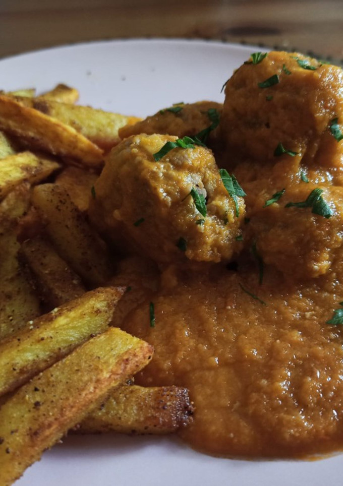 Una foto de Albóndigas con patatas al horno