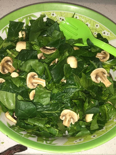 Una foto de Ensalada de espinacas con champiñones