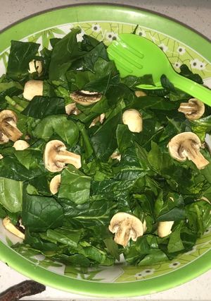 Una foto de Ensalada de espinacas con champiñones