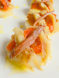 Una foto de Capapé de patata anchoas y escalivada
