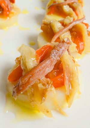 Foto principal de Capapé de patata anchoas y escalivada