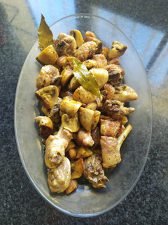 Una foto de Pollo con champiñones al ajillo