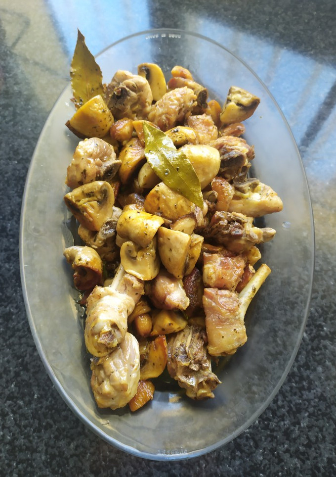 Una foto de Pollo con champiñones al ajillo