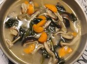 Una foto de sopa de germinados