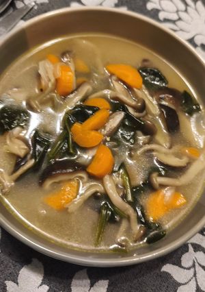 Foto principal de Sopa de Shirtaki, Simeji y Espinacas