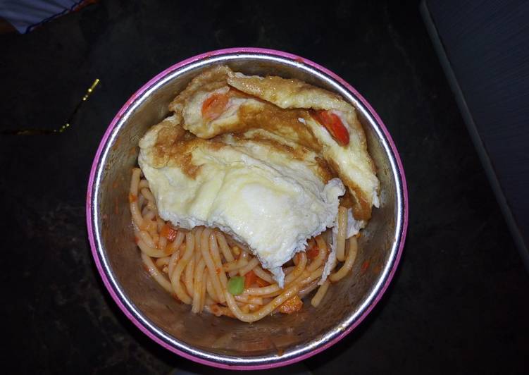 Spaghetti jellof with fried egg
