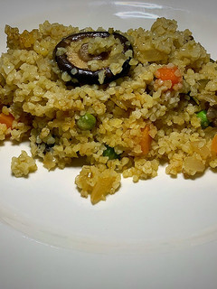 Una foto de Bulgur con setas y verdura