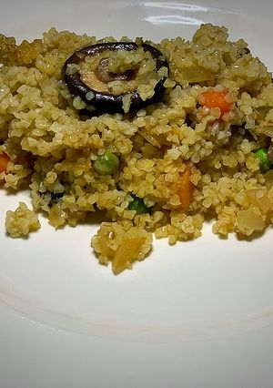 Una foto de Bulgur con setas y verdura