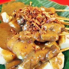 A picture of Sate Padang Kuah-Kuning🇮🇩 Satay Padang with Yellow Thick Sauce.