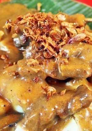 A picture of Sate Padang Kuah-Kuning🇮🇩 Satay Padang with Yellow Thick Sauce.