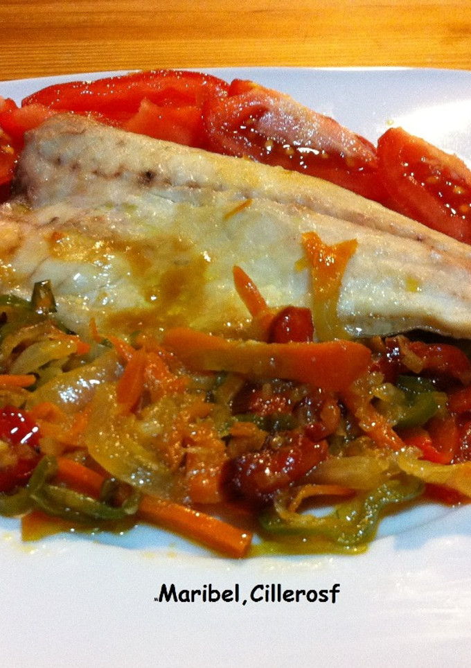 Una foto de Lubina a la plancha con guarnición de verduras