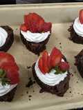 Torta tipo brownie con Chantilly y fresas