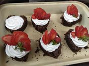 Una foto de chantillí con fresas
