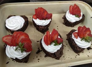Una foto de Torta tipo brownie con Chantilly y fresas