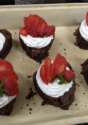 Una foto de Torta tipo brownie con Chantilly y fresas