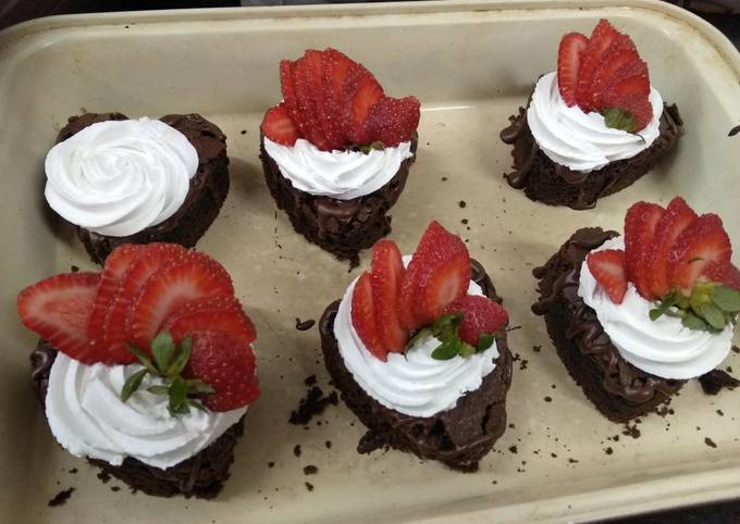 Torta Tipo Brownie Con Chantilly Y Fresas Receta De Ailema Angel Cookpad