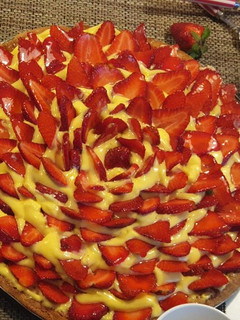 Foto di Crostata di farro con crema alla curcuma e fragole