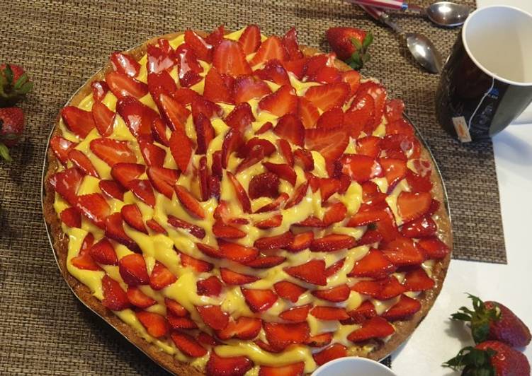 Crostata di farro con crema alla curcuma e fragole