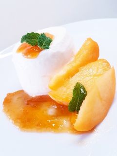 Una foto de Crema helada de yogur con mermelada de albaricoque