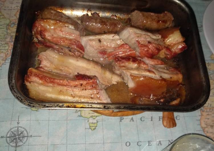 Costillas al horno con chorizos y ensalada rusa