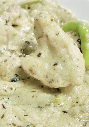 A picture of White chicken curry.
