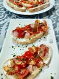Montadito de salazones con queso finas hierbas