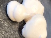 Une photo de meringue avec fraise