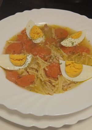 Una foto de Sopa de pollo de corral al tomillo😜😋