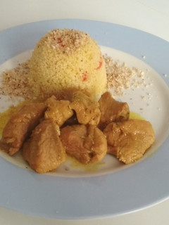 Una foto de Pavo a la cúrcuma con cuscús