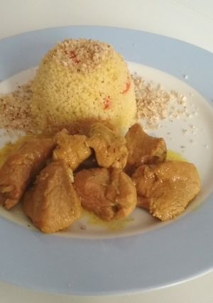 Una foto de Pavo a la cúrcuma con cuscús