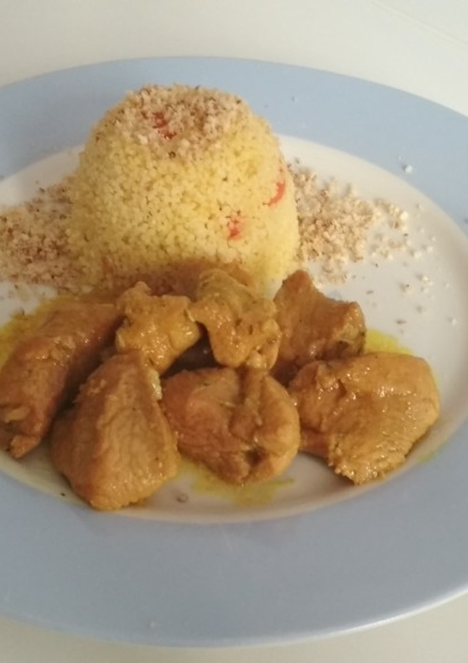 Una foto de Pavo a la cúrcuma con cuscús