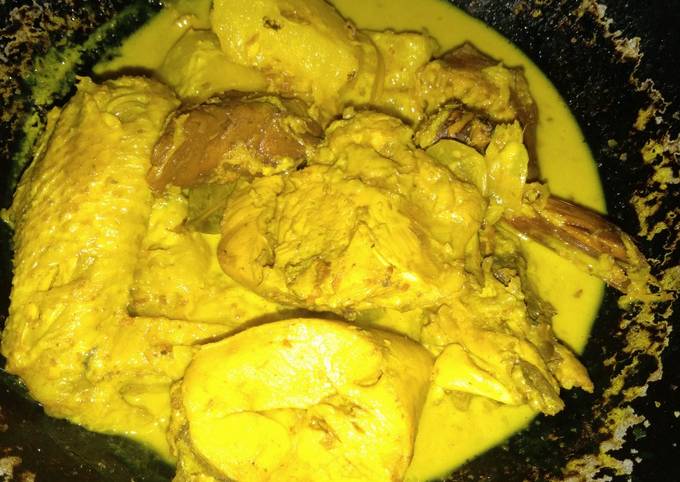 Ayam santan kuning campur nanas