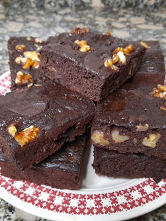 Una foto de Brownie de banana y chocolate amargo sin azúcar