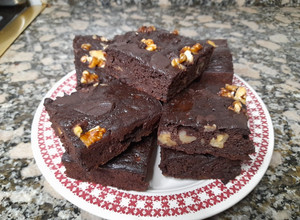 Una foto de Brownie de banana y chocolate amargo sin azúcar