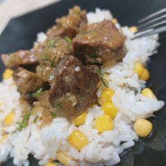 A picture of Steamed beef with delicious rice & corn garnish 🍛.