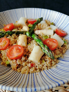 Una foto de Ensalada templada de quinoa y espárragos